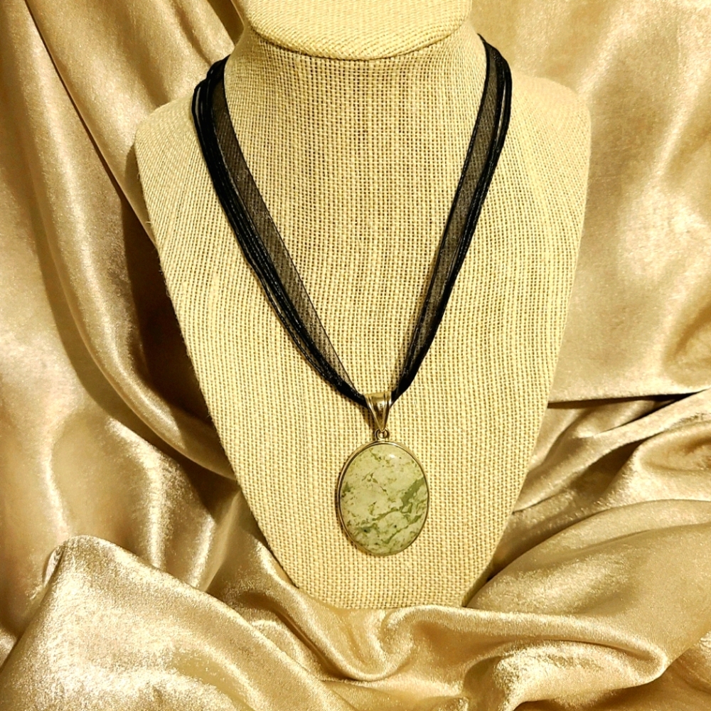 Beautiful costume jewelry necklace. Large pendant.